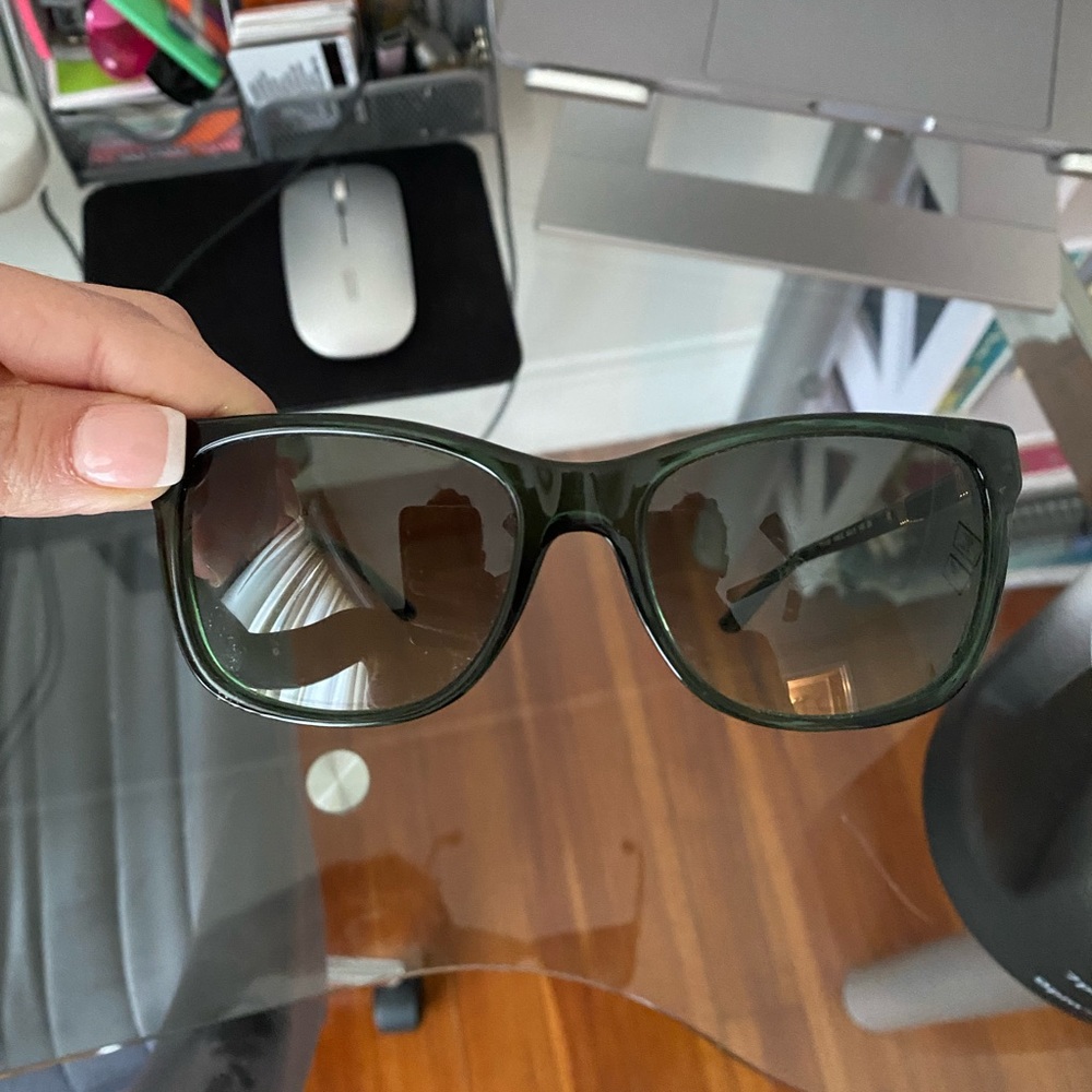 Gorgeous Tory Burch Hunter Green sunglasses